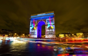 L-Arc-de-Triomphe-avec-le-logo-de-Paris-2024_pics_390